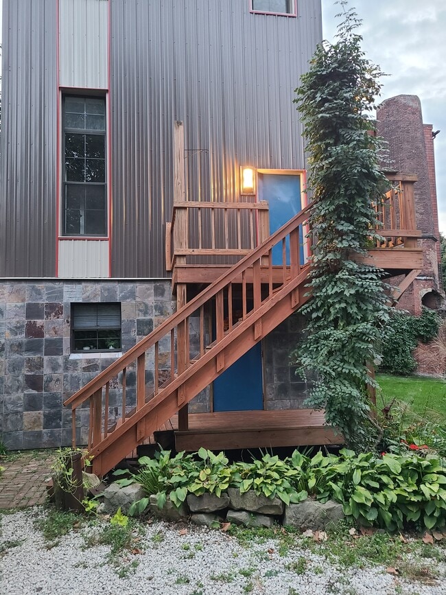 your entrance and steps - 277 Bluff St