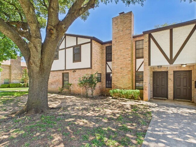 Foto del edificio - 2-Bed Duplex on Frederick Road !"
