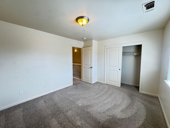 Foto del edificio - 3 bed 2.5 ba townhouse - Yuba City