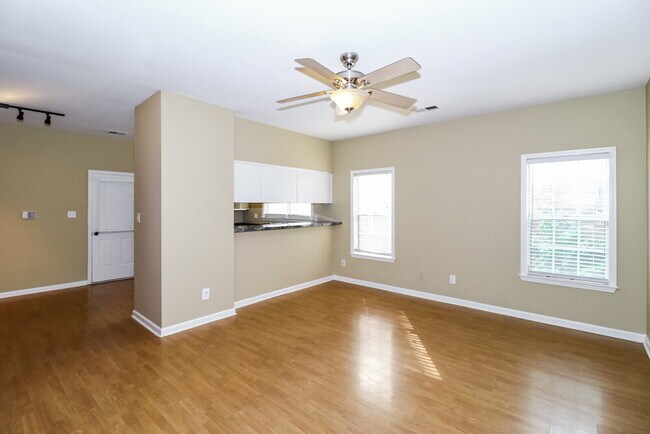 Foto del edificio - 8170 Timber Knoll Ln