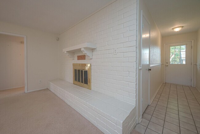 Foto del edificio - Renovated 3-Bedroom Home in West Memorial – Prime Location with Spacious Backyard