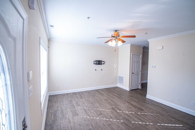 Building Photo - 614 N Center St