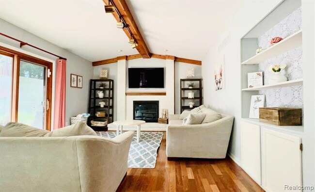 Building Photo - 6588 White Pines Dr
