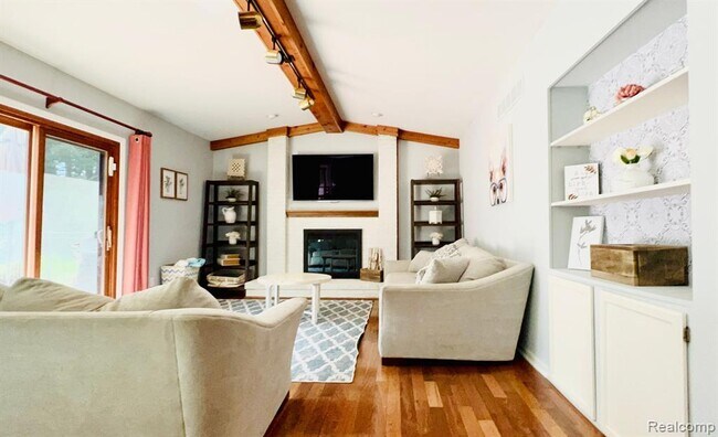 Foto del edificio - 6588 White Pines Dr
