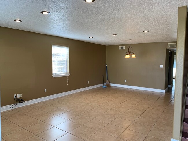 Building Photo - 6940 Yorktown Dr