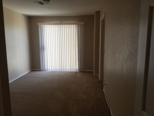 Building Photo - 2 Bedroom Single Family!!