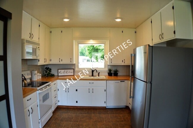 Building Photo - 2219 Sunset Ave