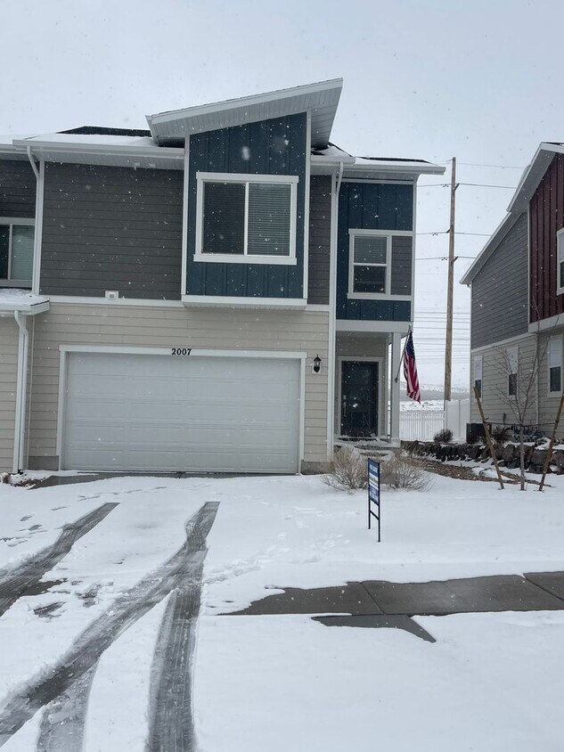 Primary Photo - Beautiful Saratoga Springs Townhome for rent!