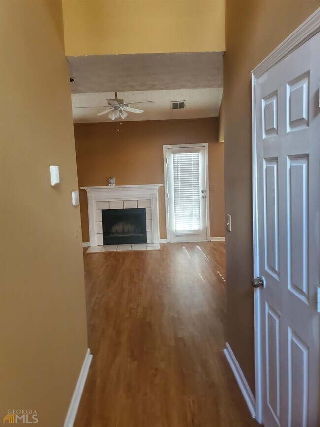 Building Photo - 7919 Woodlake Dr