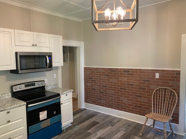 Kitchen - 817 Richmond St