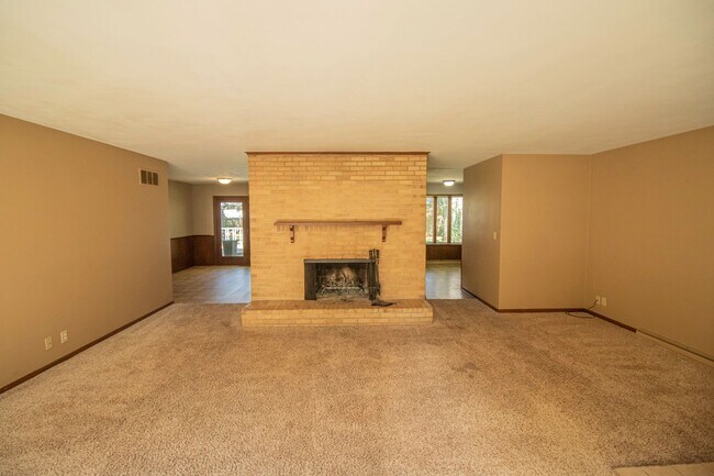 Building Photo - LARGE 4 BR HOME IN CONVENIENT LOCATION