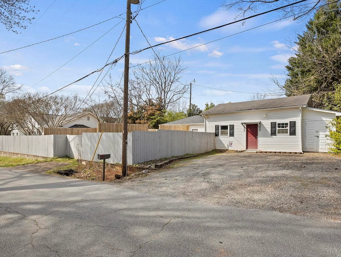 Primary Photo - 1 Paris Mountain Ave