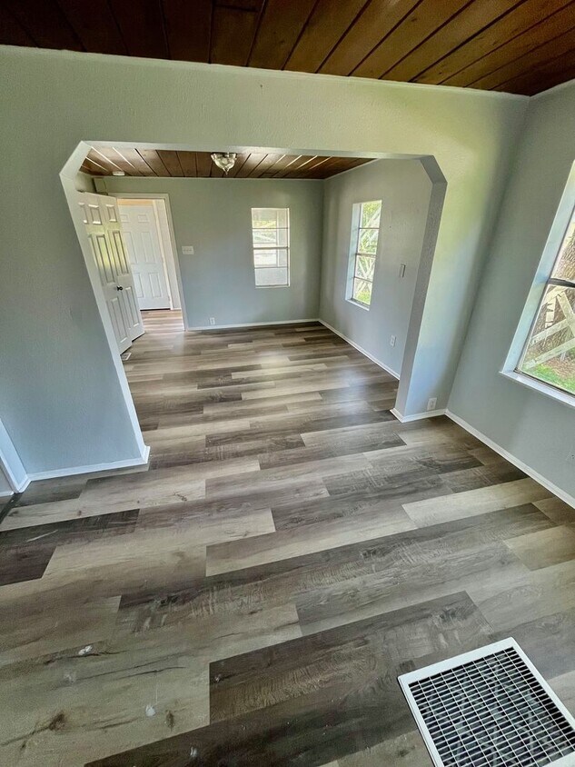 Foto principal - Beautifully Remodeled Lakeland 3BR/1BA Hom...