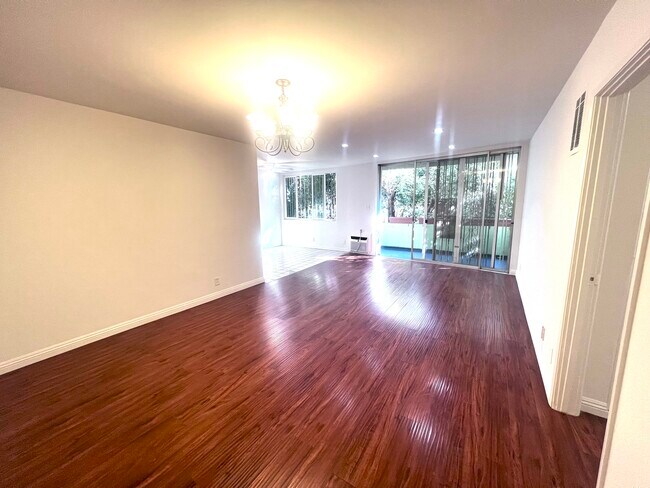 Building Photo - 514 S Harvard Blvd