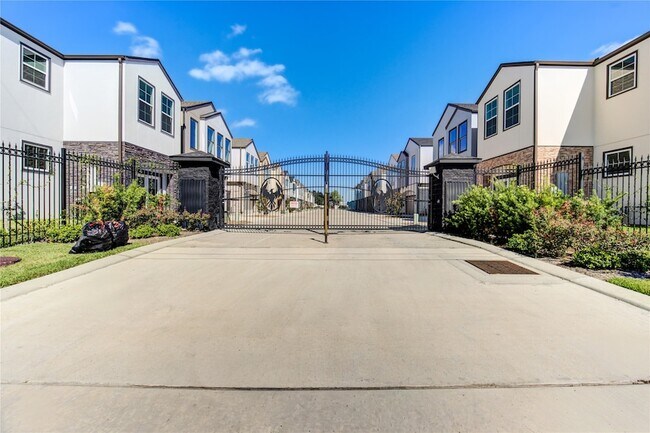 Building Photo - 2928 El Fenice Ln