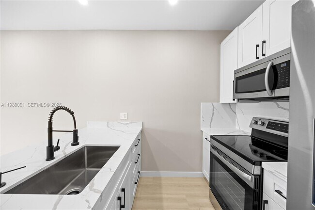 Foto del edificio - 630 NE 166th St