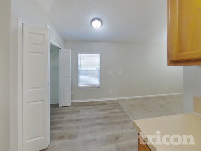 Foto del edificio - 9790 Watershed Drive West