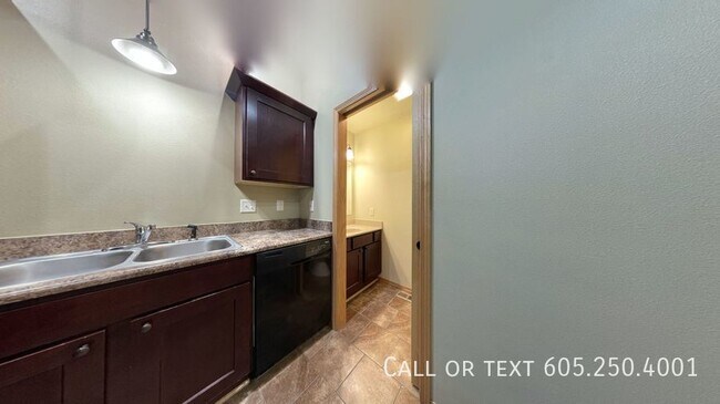 Foto del edificio - 2 Bedroom 1.5 Bathroom Townhome w/ a Singl...