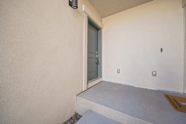 Building Photo - Modern 2 Bedroom, 2.5 Bathroom Townhome with a Loft, Central A/C, Gas Fireplace, and Washer and D...