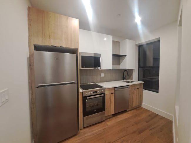 Building Photo - 71-33 65th Pl