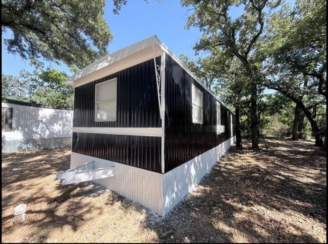 Foto del edificio - 215 Weeks Rd