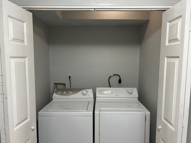 Building Photo - Newly renovated 3 BR 1.5BA 1400 sf townhouse located in near downtown Norfolk.