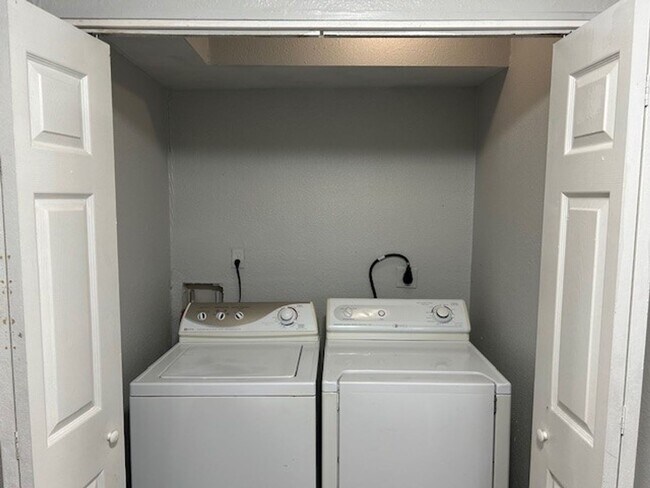 Foto del edificio - Newly renovated 3 BR 1.5BA 1400 sf townhouse located in near downtown Norfolk.