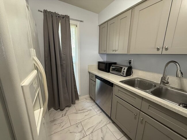 Building Photo - Remodeled Condo in Tustin