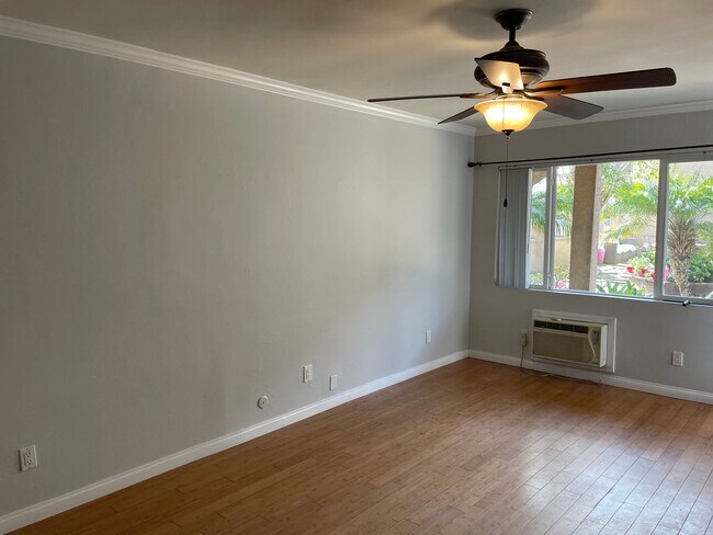 Building Photo - Two Bedroom Condo in the heart of Normal H...