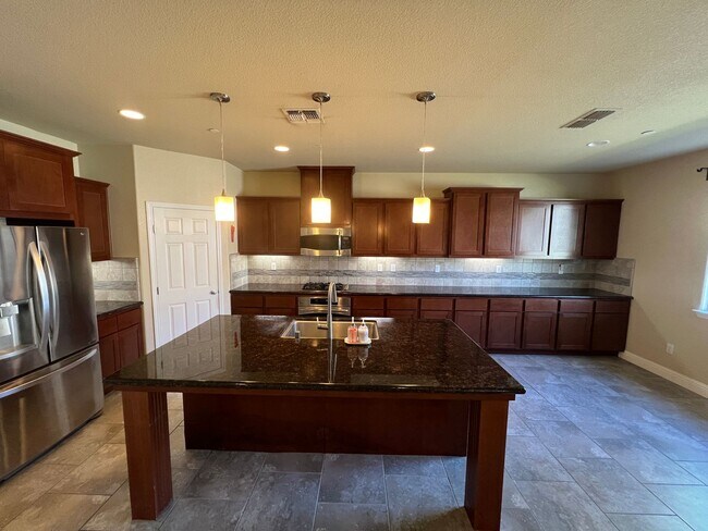 Foto del edificio - Gorgeous Single Story Sunridge Park Home!