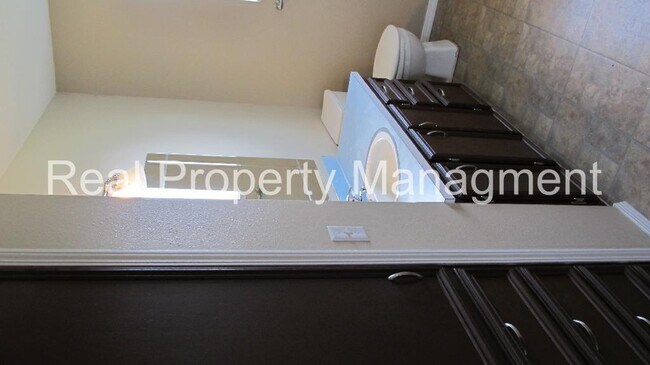 Foto del edificio - This 5 Bed, 2 Bathroom House is available ...