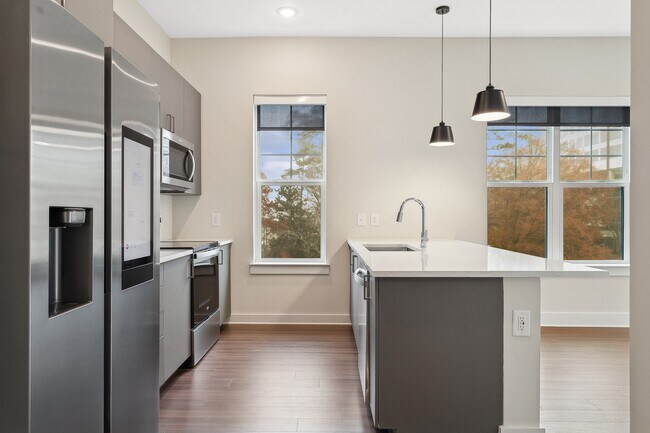 Cocina con materiales de primera calidad y ventana con vistas naturales - AMLI Brookhaven