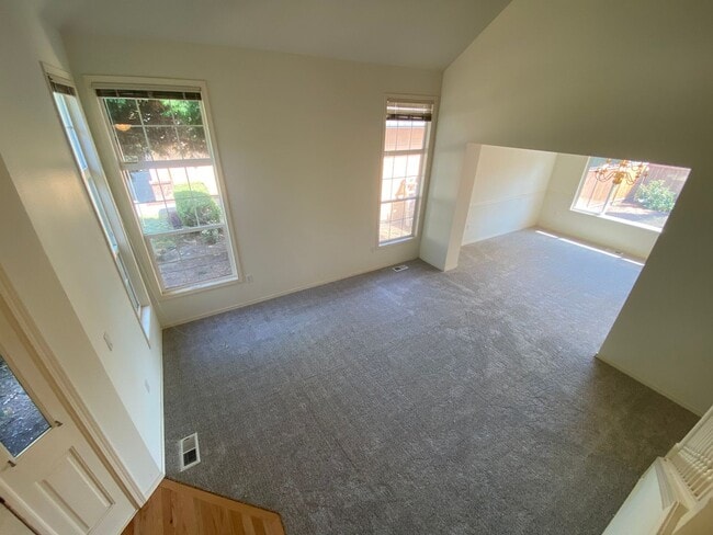 Building Photo - Spacious 4 bedroom 2.5 traditional house