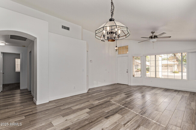 Foto del edificio - 1077 W Laurel Ave