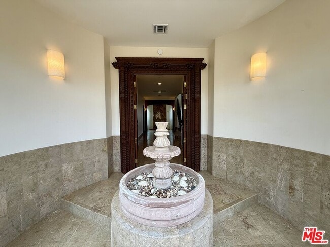 Building Photo - 10827 Pacific View Dr