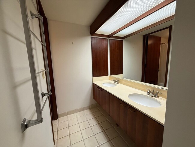 Foto del edificio - Spacious one bedroom, one bath with two pa...