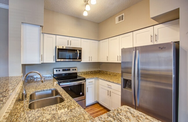 Building Photo - Lake Crossing Apartments
