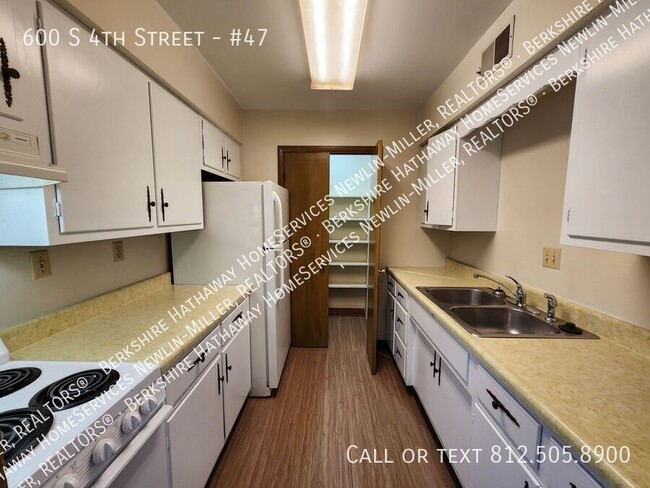 Building Photo - 1 Bedroom Apartment-Upper Apartment