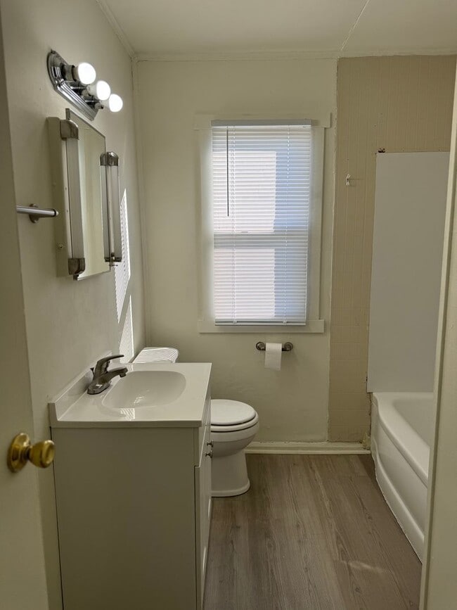 Building Photo - 404 MO-72