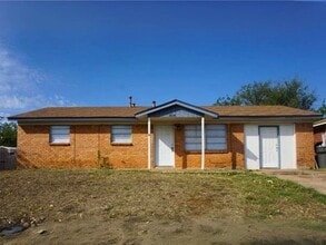 Building Photo - 1606 Central E Fwy