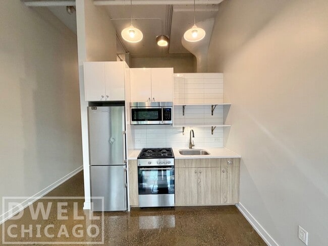 Building Photo - 700 N La Salle Dr