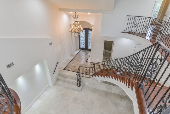 Building Photo - 15 W Shady Ln