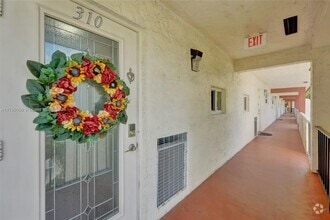 Building Photo - 830 S Hollybrook Dr