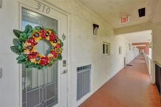 Building Photo - 830 S Hollybrook Dr