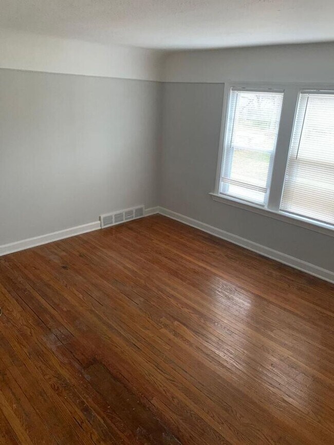 Foto del edificio - 1483 E 120th St