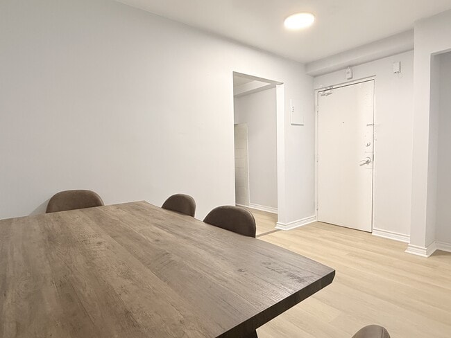 Building Photo - 1989 Wyandotte St W