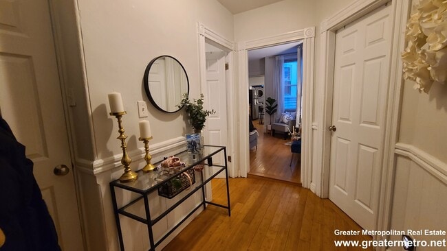 Building Photo - 764 E 8th St