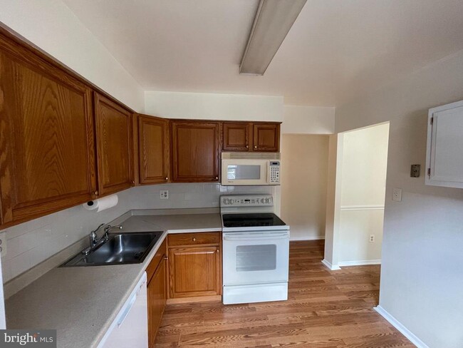 Building Photo - 1737 Foxdale Ct
