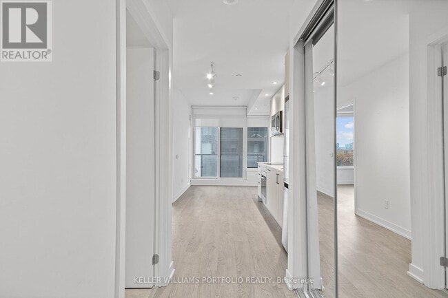 Photo du bâtiment - 1928 Lake Shore Blvd W