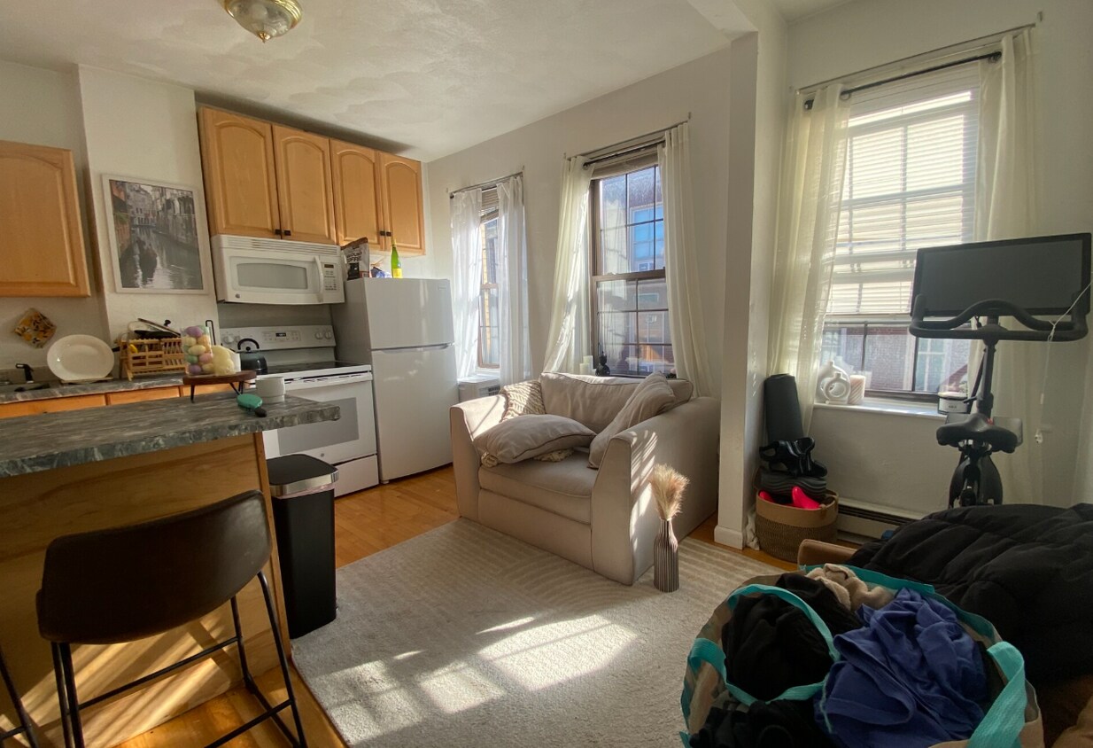 Primary Photo - 10 Charter St
